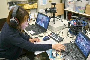 李鐘根さんの証言を聞いた平和ミーティングをサポートする渡邊裕子さん=広島市(広島YMCA提供)
