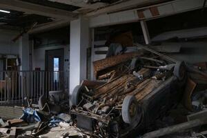 　「東日本大震災遺構・伝承館」の気仙沼向洋高校旧校舎３階に保存されている津波で流れ着いた車＝２０２５年１２月、宮城県気仙沼市