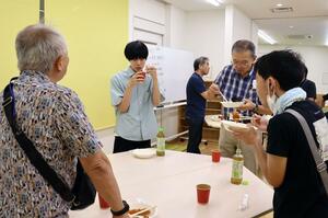生徒とスタッフらが交流した自主夜間中学の1学期終業式=新発田市諏訪町1