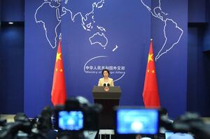 記者会見する中国外務省の毛寧副報道局長＝２０日、北京（共同）