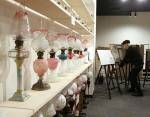 国内産の石油ランプを集めた企画展=11月24日、新潟市中央区東堀通6