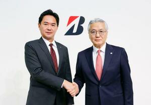 ブリヂストンの石橋秀一CEO(右)と後任の森田泰博副社長