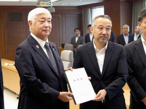 宮崎県新富町の小嶋崇嗣町長(右)から要望書を受け取る中谷防衛相=12日午前、防衛省