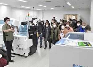 最新の検査機器などを説明した「ゆきぐに健友館ＡＩ」の完成見学会＝南魚沼市六日町