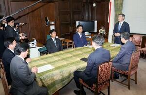 自民、日本維新の会、公明の3党による高校授業料無償化を巡る実務者協議=29日午後、国会