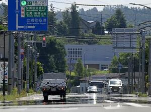 午前中から気温が上がった北海道大空町のJR女満別駅前で見られた「逃げ水」=23日午前