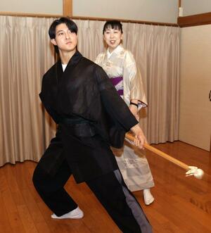 新舞踊奥田流の「日の出舞踊団」７０周年記念公演に向けて稽古する塚田開成さん（左）と、母で家元の二代目奥田司瑞伃さん＝新潟市西区寺尾北２