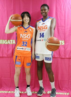 新ユニホームを着用した河村美侑(左)とジョル・セイナブ・ライ=7月10日、阿賀野市