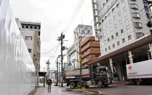 増築するホテルニューグリーンプラザ(右)と、東横インのビジネスホテル建設地(左)=長岡市城内町2