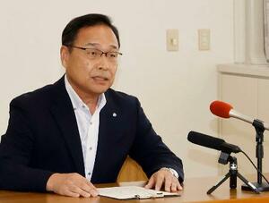 関電の水田仁原子力事業本部長と面会し、地質調査を容認する意向を伝えた福井県美浜町の戸嶋秀樹町長=4日午前、美浜町役場
