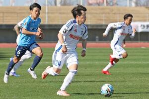 第３節のＪ３讃岐戦でプレーするＤＦ森璃太（中央）＝２２日、メグスタ
