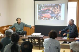 自然との暮らしについて語り合った対談=村上市山熊田