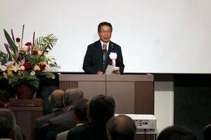 上越信用金庫の100年記念式典であいさつする日馬直一理事長=上越市西城町3のデュオ・セレッソ