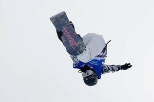 予選でエアを決める平野歩夢=張家口・密苑(共同)