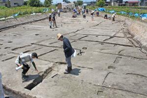 平安期の耕作地の溝跡とみられる遺構が出土した加茂市の花立遺跡。6月23日に一般公開される=加茂市下条