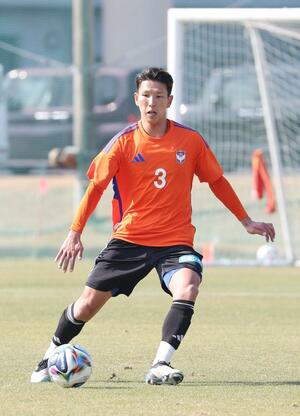 練習試合でプレーするＤＦ加藤徹也＝１５日、宮崎県都城市