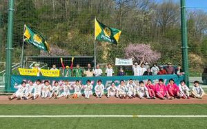 サポーターと共に開幕戦勝利を喜ぶFC越後妻有の選手たち=4月13日、金沢市