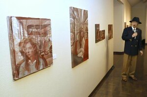 テンペラ技法を用いて異国の情景を描いた作品を解説する近藤充さん=弥彦村弥彦
