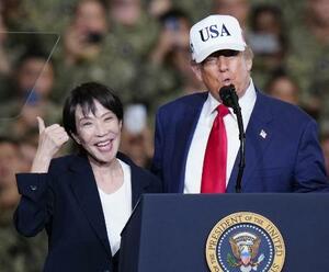 　米海軍の原子力空母「ジョージ・ワシントン」で演説するトランプ米大統領（右）と高市早苗首相＝２０２５年１０月２８日、神奈川県横須賀市