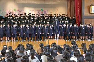 新通小への感謝を込めて合唱する坂井輪中3年生=1日、新潟市西区坂井東6