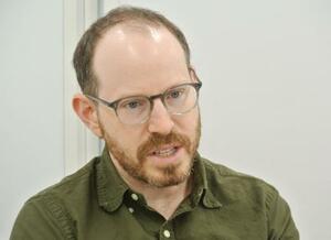 「インターネットは楽しいけれど、同時に残酷で愚かなんだ。この映画も“愚か”に描きたかった」と語るアリ・アスター監督