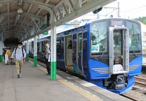しなの鉄道の車両「SR1系」=2020年7月、妙高市のえちごトキめき鉄道妙高高原駅