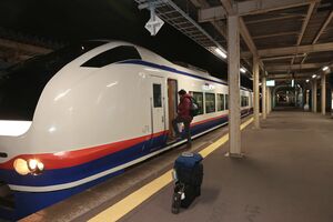 １２日のダイヤ改正で廃止が決まった特急「しらゆき９号」。利用客が少なく、ホームは閑散としている＝上越市の直江津駅