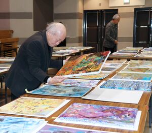 集まった作品を審査する審査員=湯沢町湯沢