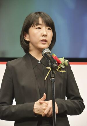 「第７回大島渚賞」の授賞式で話す早川千絵監督