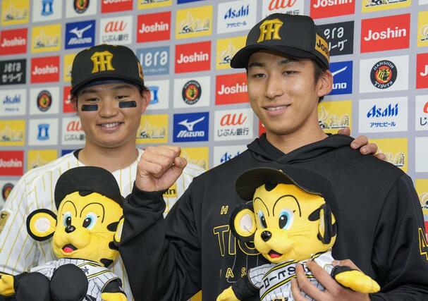 ヒーローインタビュー後、森下（左）とポーズをとる阪神・茨木＝甲子園