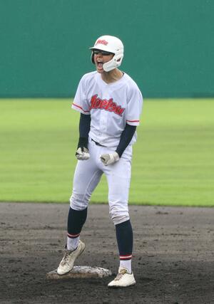 上越－新発田南　９回裏、上越２死一塁から左翼に二塁打を放った下室咲哉。二塁で、大声でベンチの歓声に応える＝長岡市悠久山