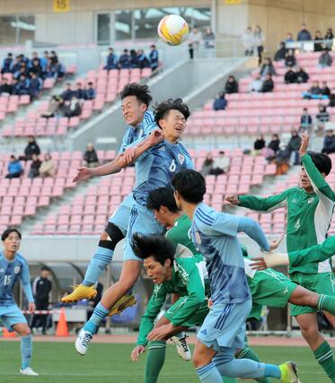 新潟医療福祉大-大阪体育大 延長後半ゴール前で競る新潟医療福祉大の選手たち=ビッグスワン