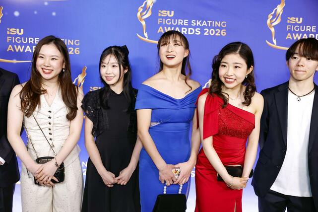 ＩＳＵスケーティング・アワードに出席した（左から）吉田唄菜、中井亜美、坂本花織、千葉百音、鍵山優真＝２９日、プラハ（共同）