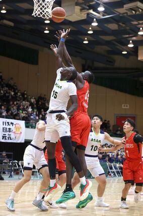 男子決勝リーグ　帝京長岡－開志国際　第２クオーター、リバウンドを競り合う帝京長岡のジョベ・パ・マリック＝新潟市体育館