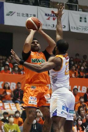 新潟-岡山 第1クオーター、パウエルがジャンプシュートを決め3-0=アオーレ長岡