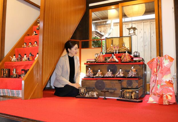 華やかなひな飾りを紹介する若女将の霜出朋子さん=2月27日、加茂市仲町