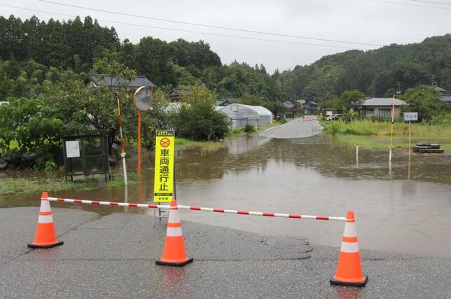 大雨で冠水した新発田市内=8日午前11時前、新発田市横岡