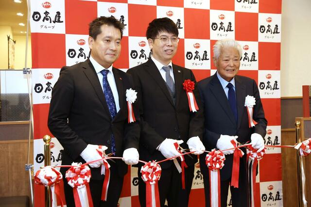 日高屋新潟駅万代口店を記念しテープカットする神田正・ハイデイ日高会長、オーシャンシステム樋口勝人社長、青野敬成・ハイデイ日高社長（右から）＝３０日、新潟市中央区東大通１