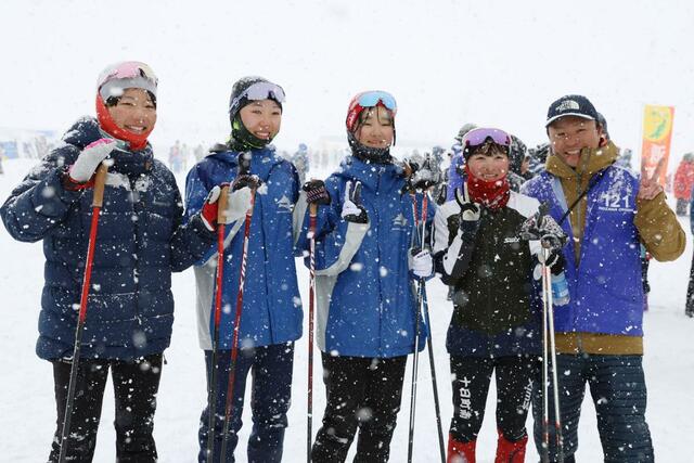 
準優勝した女子チーム。（左から）後藤ゆいか、今成結菜、柳里緒菜、小林由奈
