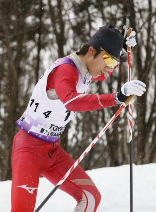 距離 男子10キロフリー 準優勝した坂詰真吾(十日町)が8キロ過ぎの坂を駆け上がる=十日町市