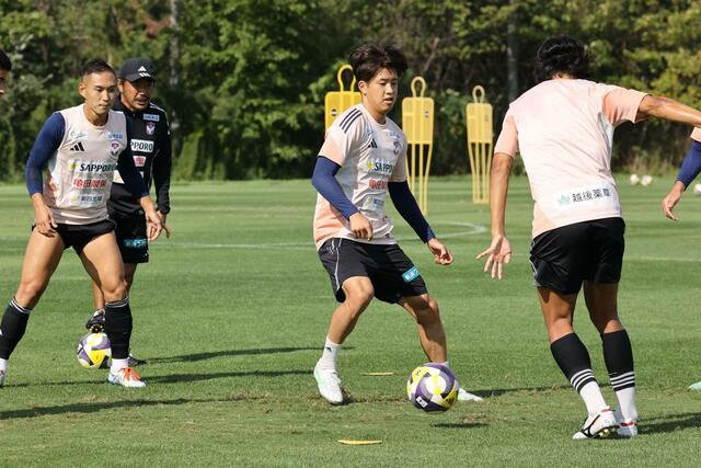 J1新潟第33節岡山戦に向けて練習するアルビレックス新潟のMF長谷川元希(中央)=3日、聖籠町