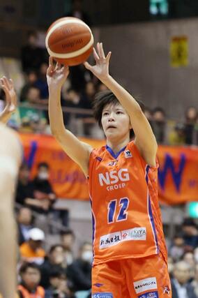 新潟－日立ハイテク　第１クオーター、ジャンプシュートを放つ金沢みどり＝鳥屋野総合体育館