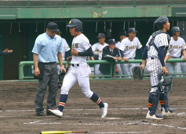 帝京長岡－日本文理　４回裏、日本文理２死一、三塁、杣木健人の左前適時打で滝澤友陸が生還＝長岡市悠久山