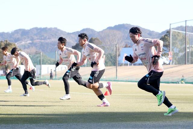 走り込むＭＦ星雄次（右端）ら＝１月１４日、宮崎県都城市の高城運動公園