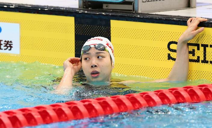 女子５０ｍ平泳ぎ決勝　ゴール後に電光掲示板を確認する髙﨑有紀＝東京アクアティクスセンター