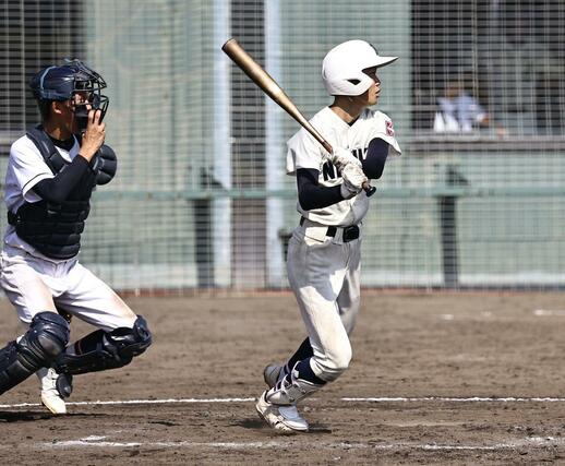 小千谷西－高田北城　八回無死満塁、小千谷西の柳祐太が犠飛を放つ＝９月６日、柏崎市佐藤池球場