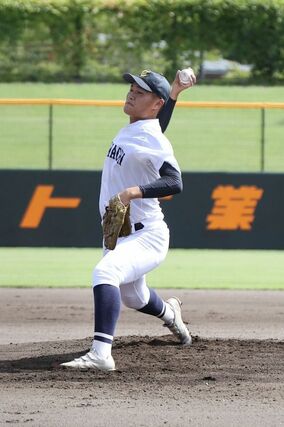 十日町－開志学園　完投した十日町の主戦前川陽光＝９月１９日、三条市パールスタ