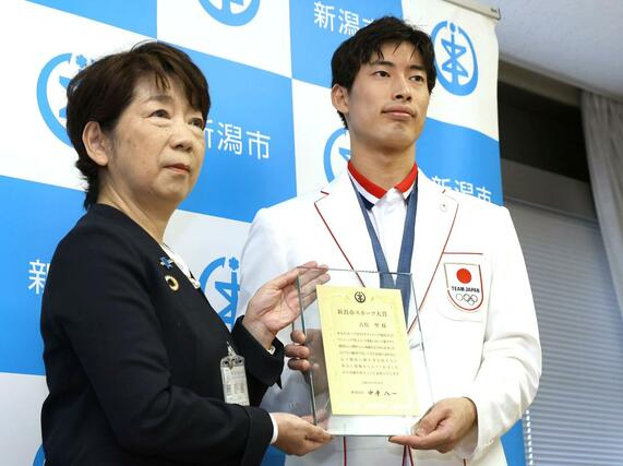 新潟市スポーツ大賞の贈呈式で、表彰盾を受け取る古俣聖選手(右)=9月30日、新潟市役所