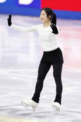 公式練習で調整する中井亜美＝プラハ（共同）