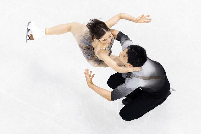 ペア・フリー　演技する三浦璃来（左）、木原龍一組＝ミラノ（共同）